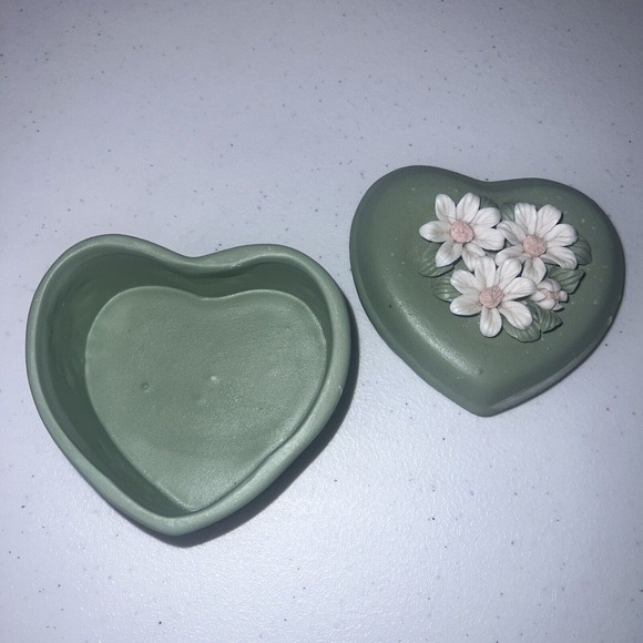 Vintage Heart Shaped Ceramic Floral Daisy Trinket Box Roses Mint Green 2” Resin - Picture 3 of 9